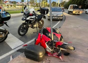 Izmit Motosiklet yon levhasina carpti 2 yarali kocaeli