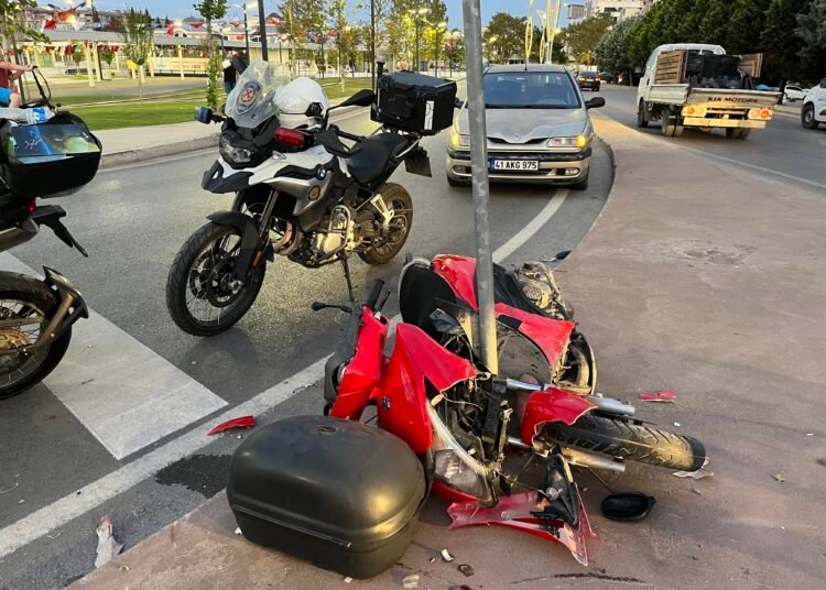 Izmit Motosiklet yon levhasina carpti 2 yarali kocaeli