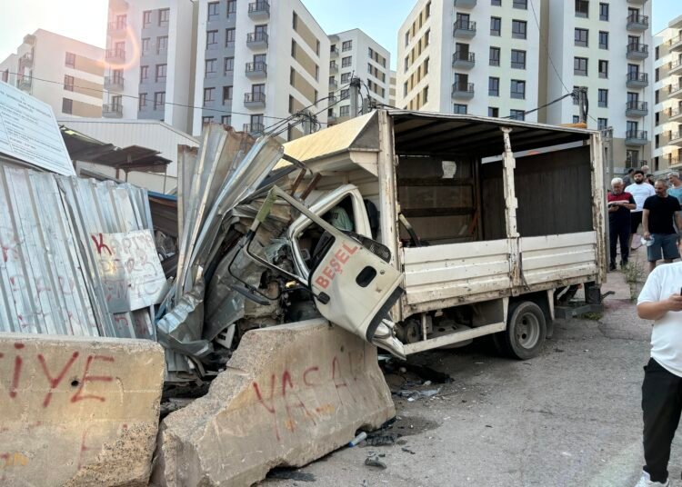 Kamyon beton bloga carpti surucu yaralandi kocaeli