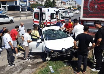 Kaza Otomobilde sikisan surucu agir yarali kocaeli