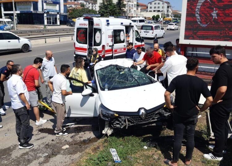 Kaza Otomobilde sikisan surucu agir yarali kocaeli