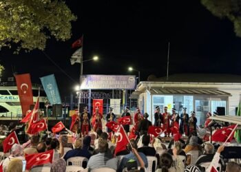 Kocaeli B.S. Mehter Bando 30 Agustos konserinde Karamurseli costurdu. file