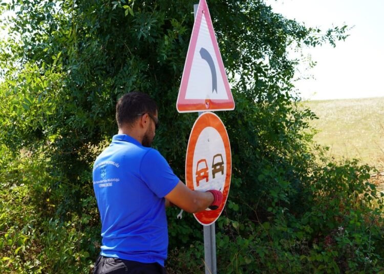 Kocaeli Buyuksehir kirsal ulasim levhalarini yeniliyor file