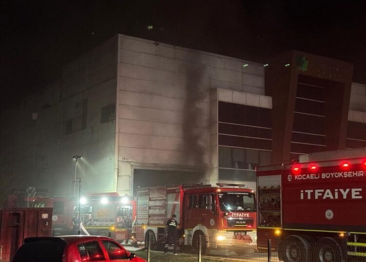 Kocaelide geri donusum fabrikasi yangini sonduruldu kocaeli