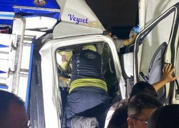 Kocaelide kamyonet kamyona carpti Surucu oldu kocaeli