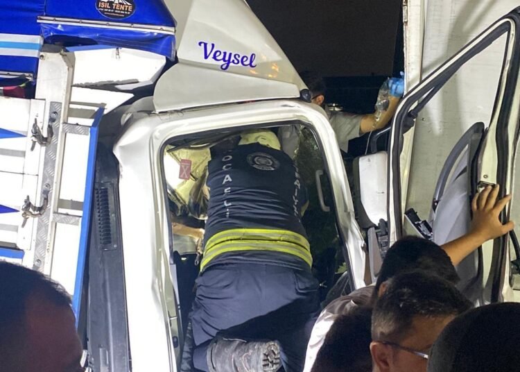Kocaelide kamyonet kamyona carpti Surucu oldu kocaeli