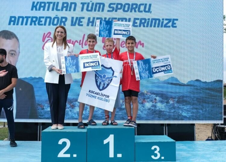 Korfez Iki Yaka Kulaclarla Birlesti file