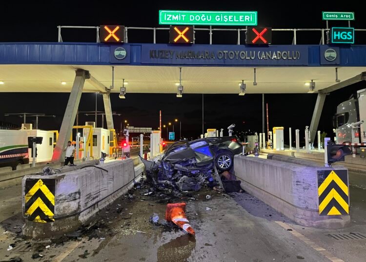 Kuzey Marmara Otoyolu Otomobil giseye carpti 1 olu kocaeli
