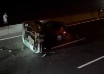 Lastik patlayan otomobile ticari arac carpti 2 cocuk yarali kocaeli