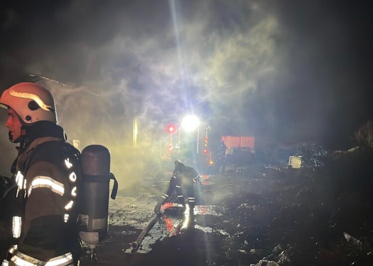 Mutfak tezgahi imalathanesi yangini sonduruldu kocaeli