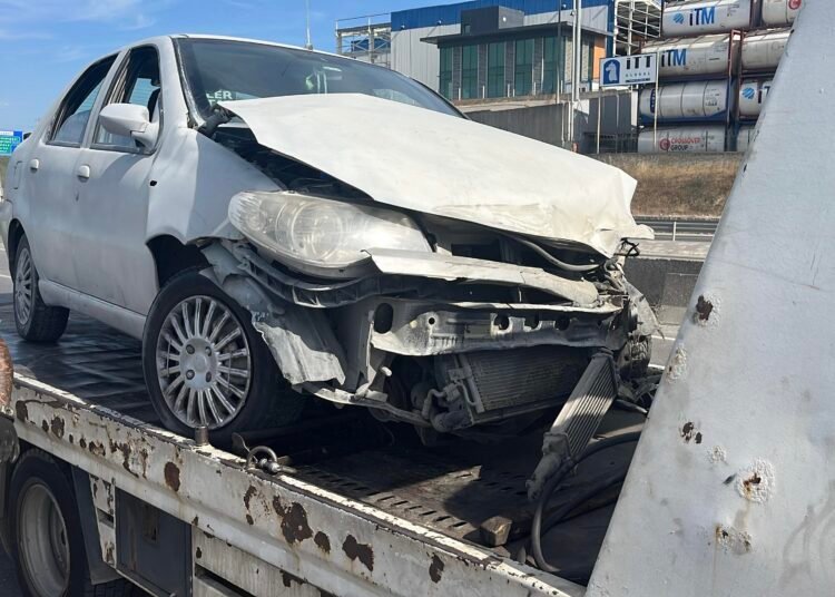 Otomobil bariyere carpti 4 yarali kocaeli
