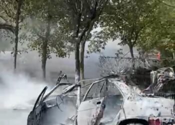Park halindeki 2 otomobil yandi kocaeli