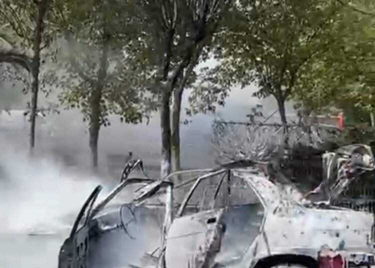 Park halindeki 2 otomobil yandi kocaeli