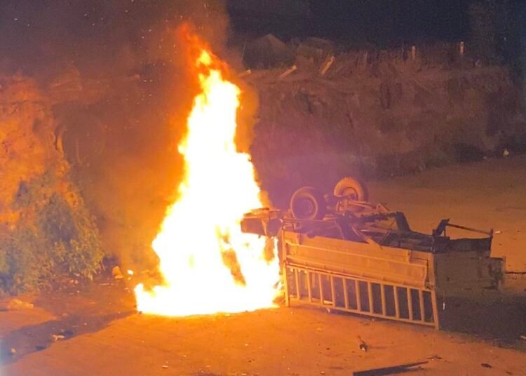 Park halindeki kamyonet dereye dustu alev aldi kocaeli