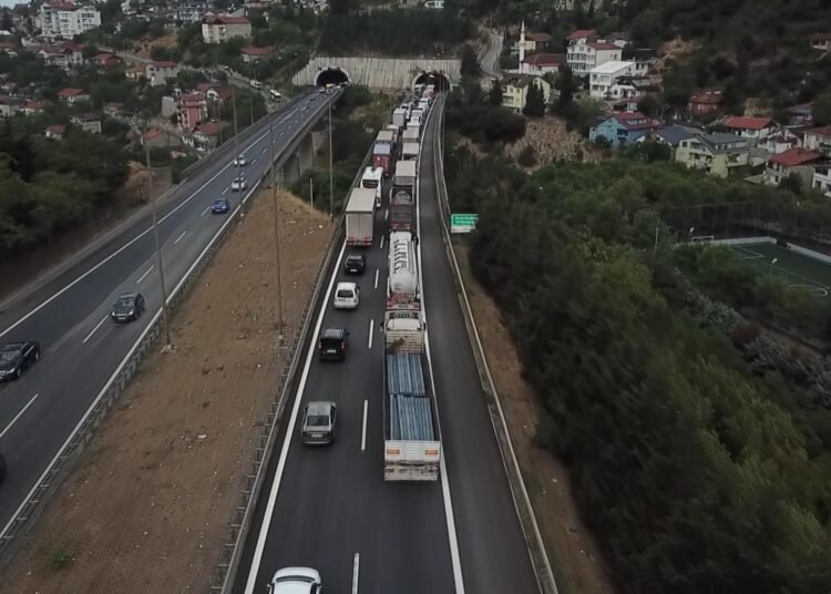 TEM Tunelinde Zincirleme Kaza 5 Yarali Trafik Aksadi kocaeli