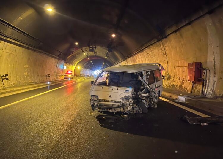 TEM Tunelinde zincirleme kaza 5 yarali ulasim aksadi kocaeli