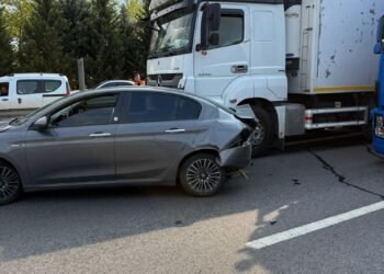 TEMde zincirleme kaza 5 arac karisti trafik aksadi kocaeli