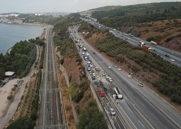 Tanker carpti Yon levhasi bariyer ulasim aksadi kocaeli
