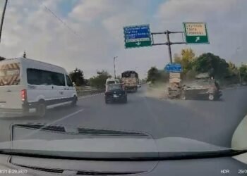 Yol ayriminda kaza Otomobil bariyerlere carpti kamerada kocaeli