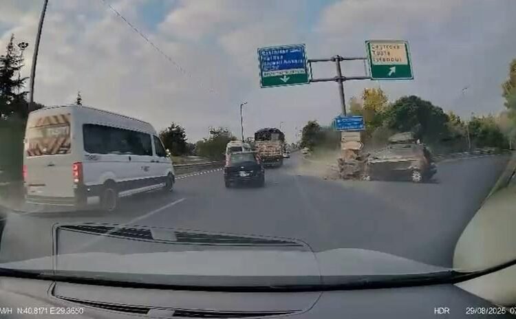 Yol ayriminda kaza Otomobil bariyerlere carpti kamerada kocaeli