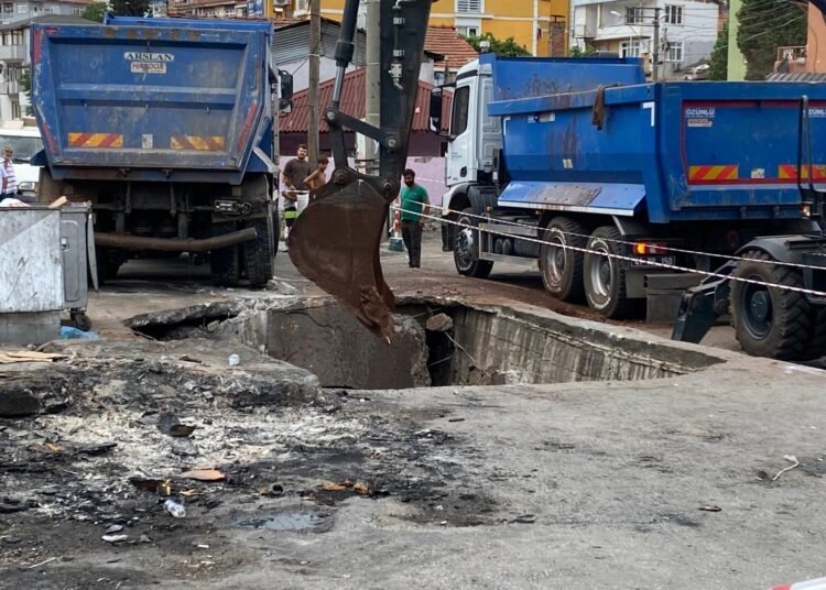 Yol coktu kamyon cukura dustu kocaeli