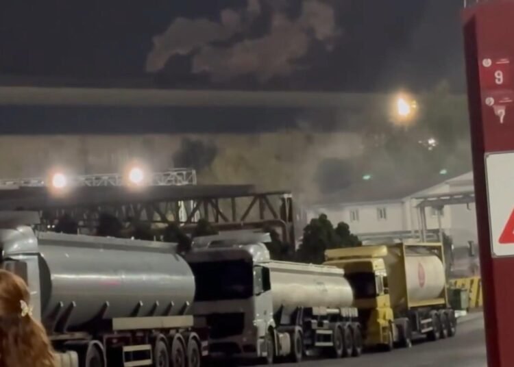 Boya fabrikasinda kimyasal yuklu tanker sizintisi Ekipler devrede kocaeli