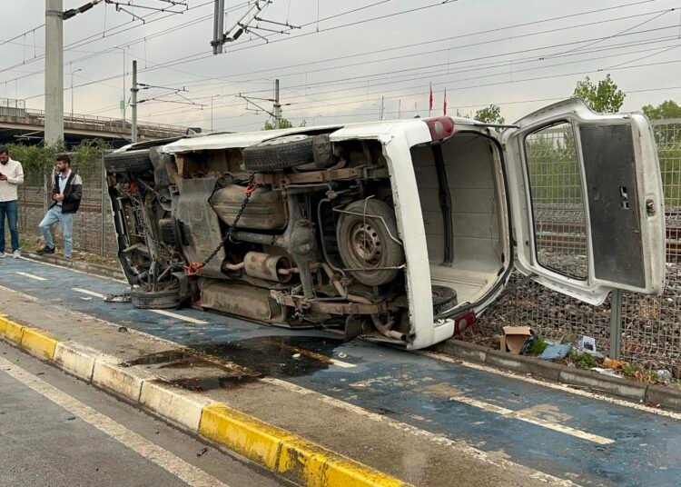 Devrilen Panelvanin Surucusu Yaralandi 12kocaeli
