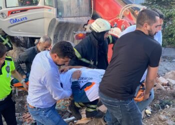 Freni bosalan is makinesi 2 otomobil binaya carpti 4 yarali kocaeli