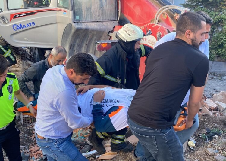 Freni bosalan is makinesi 2 otomobil binaya carpti 4 yarali kocaeli