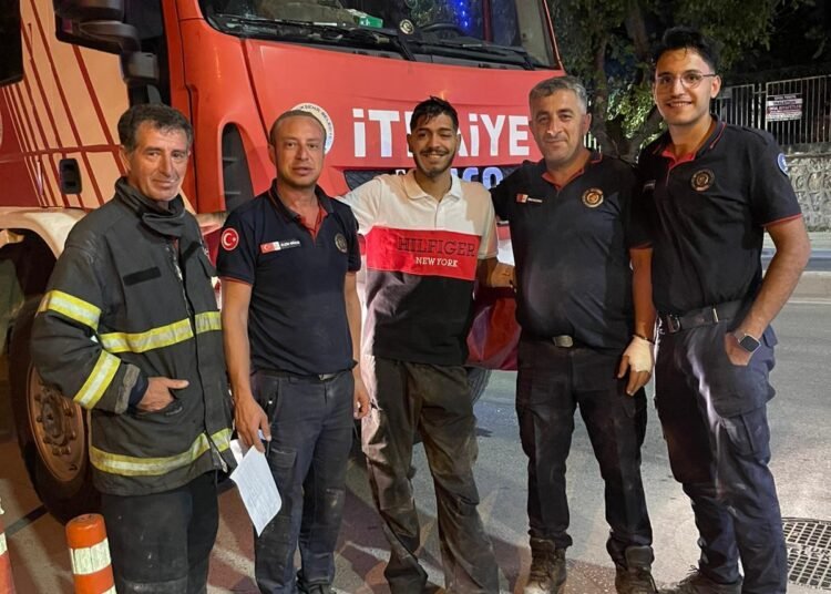 Izmit Havalandirma bosluguna dusen kisiyi itfaiye kurtardi kocaeli