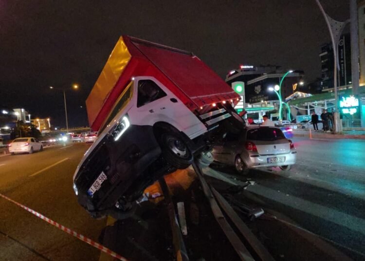 Kamyonet otomobille carpisti bariyerlere cikti 3 yarali 12kocaeli