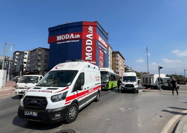 Kavsakta otobus kamyonet carpisti 1 cocuk dahil 5 yarali kocaeli