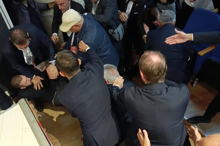 Kocaeli CHP ilce kongresinde partililer kavga etti 12kocaeli