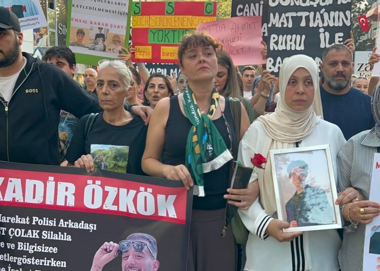 Kocaeli Cocuklari oldurulen aileler Yasemin Minguzzi ile eylemde kocaeli