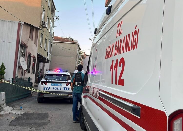 Kotu kokan evde anne kiz olu bulundu Kesici alet yaralari kocaeli
