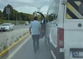 Okul servis soforu trafikte surucuyu tehdit etti 12kocaeli