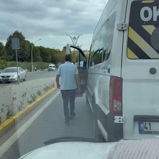 Okul servis soforu trafikte surucuyu tehdit etti 12kocaeli