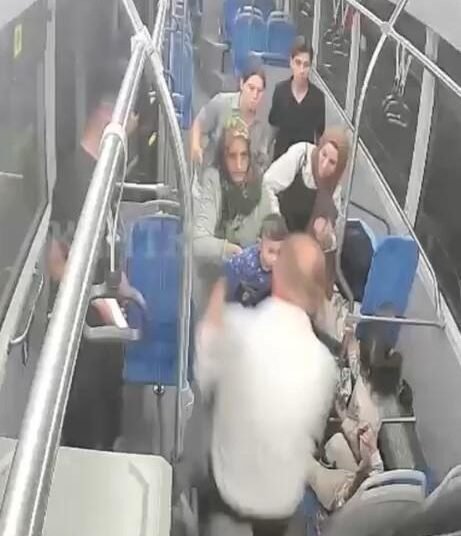 Otobuste cips kacan cocugu sofor Heimlich ile kurtardi. kocaeli