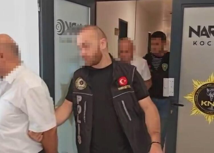 Pul Biberli 7 Kilo Eroin Otobuste Ele Gecirildi 2 Tutuklama kocaeli