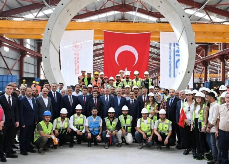 Sanayinin Kalbine Dev Metro Hatti 285 Km file