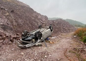 Sarampole devrilen otomobil Surucu agir yarali 12kocaeli