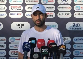 Selcuk Inan Besiktas evinde seyircisiyle farkli 12kocaeli