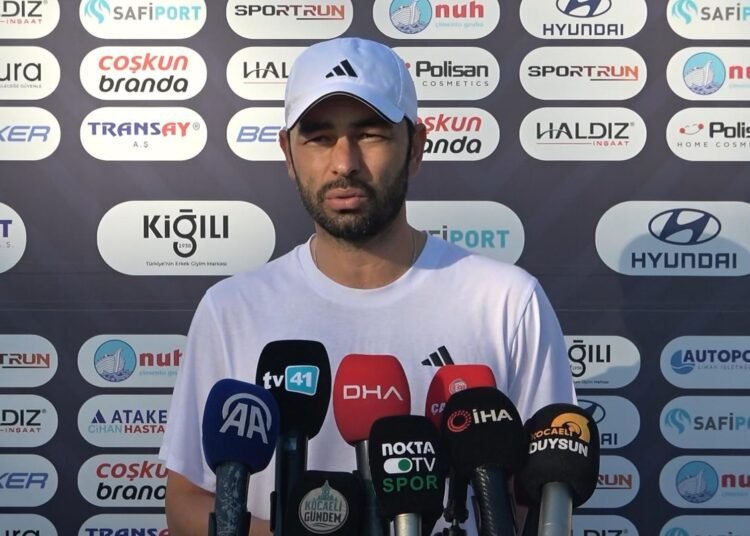 Selcuk Inan Besiktas evinde seyircisiyle farkli 12kocaeli