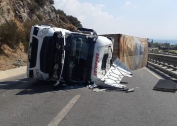 Yag yuklu TIR devrildi Yol ulasima kapandi kocaeli
