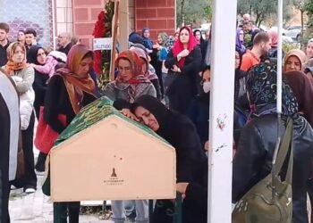 Silo patlamasi Esinin tabutuna sarildi agladi. 12kocaeli