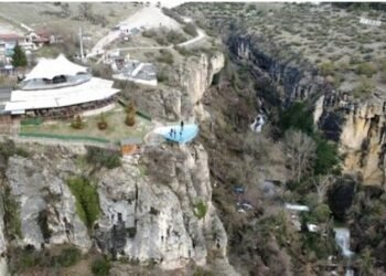 TÜRKİYE’NİN İLK CAM SEYİR TERASI SAFRANBOLU’DA ZİYARETÇİ REKORU KIRDI