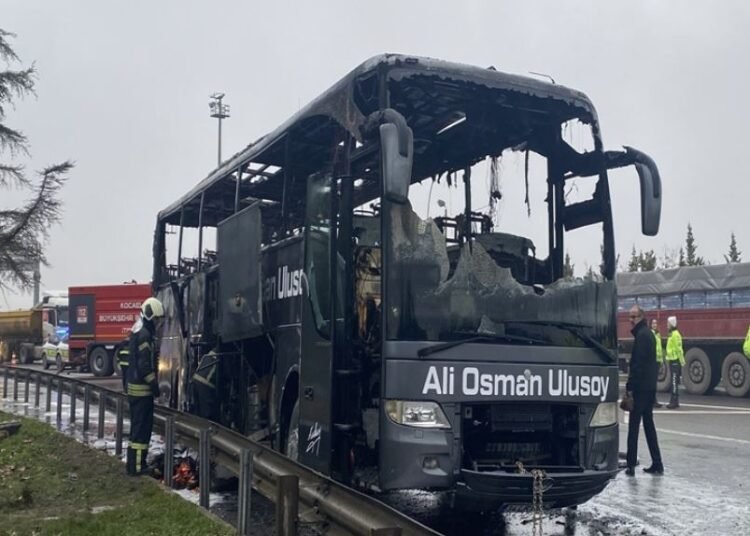 Gebze’de Seyir Halindeki Yolcu Otobüsü Alev Aldı