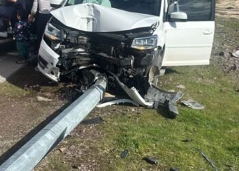 Körfez’de Kontrolden Çıkan Otomobil Elektrik Direğine Çarptı: Sürücü Ağır Yaralı