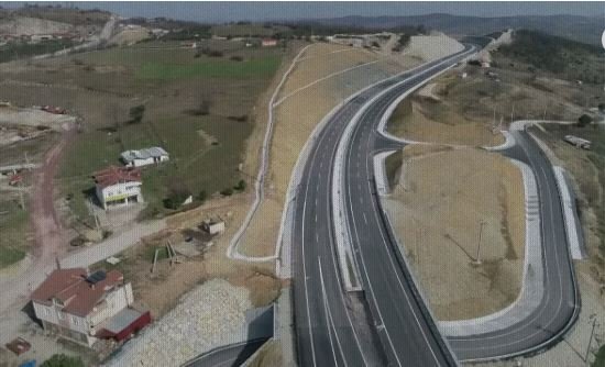 Kandıra’da Heyelan Nedeniyle Yol Ulaşıma Kapatıldı