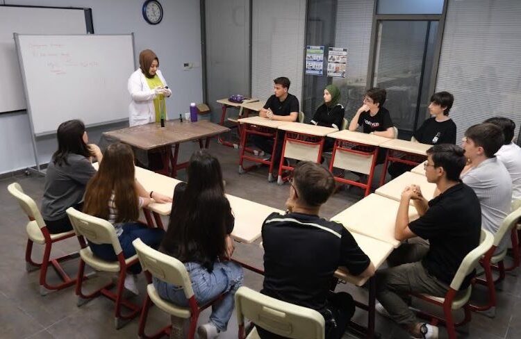 Akademi Liseler Geleceği Şekillendiriyor